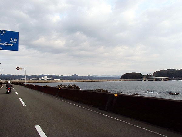 大島を右手に眺めながら走行